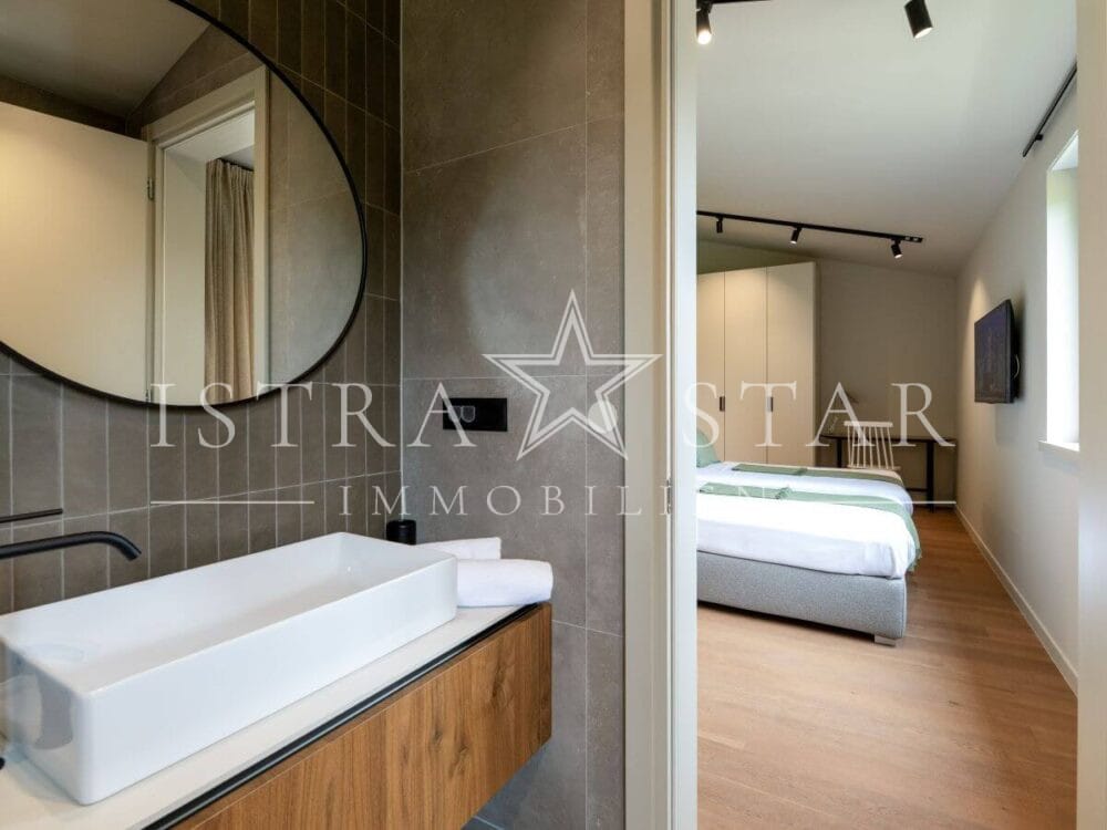 Elegante Luxusvilla mit Pool und großem Garten in der Nähe von Porec
