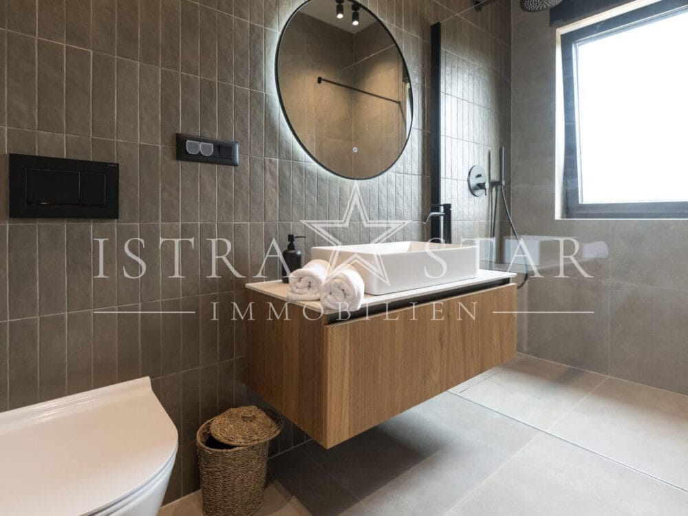 Elegante Luxusvilla mit Pool und großem Garten in der Nähe von Porec