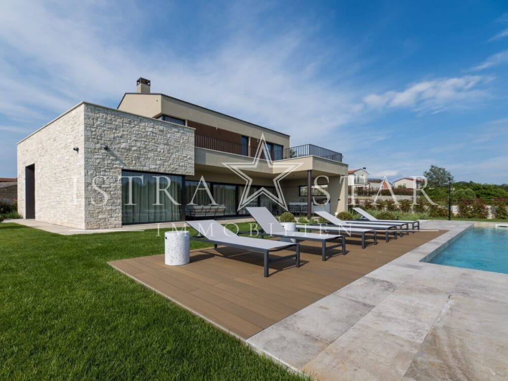Elegante Luxusvilla mit Pool und großem Garten in der Nähe von Porec