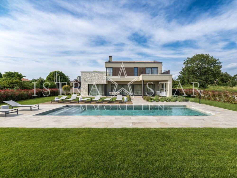Elegante Luxusvilla mit Pool und großem Garten in der Nähe von Porec