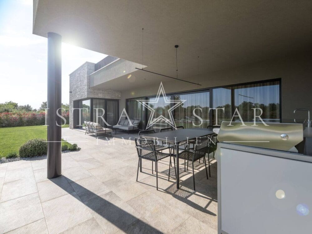 Elegante Luxusvilla mit Pool und großem Garten in der Nähe von Porec