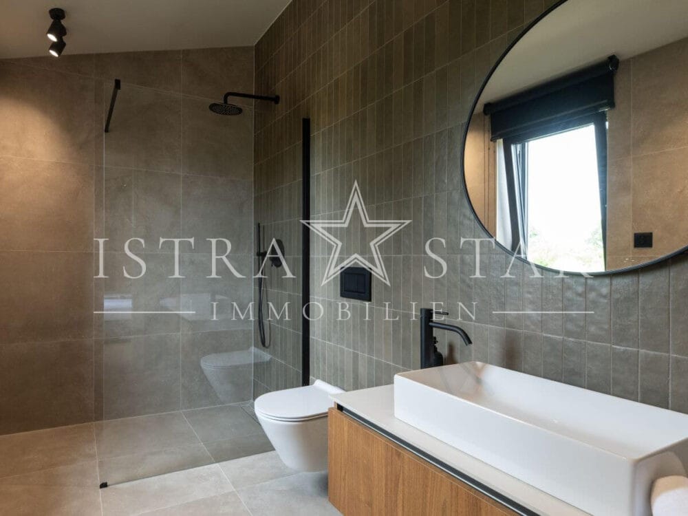 Elegante Luxusvilla mit Pool und großem Garten in der Nähe von Porec