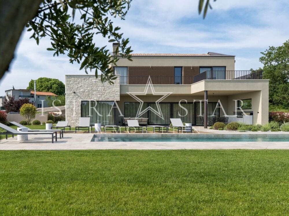 Elegante Luxusvilla mit Pool und großem Garten in der Nähe von Porec
