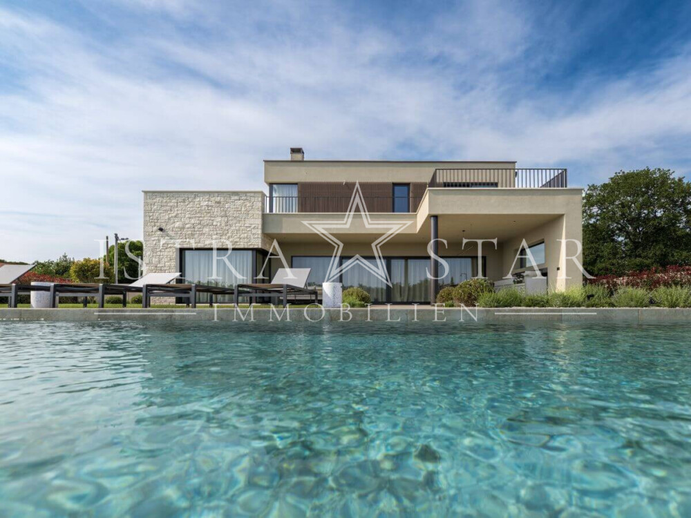 Elegante Luxusvilla mit Pool und großem Garten in der Nähe von Porec