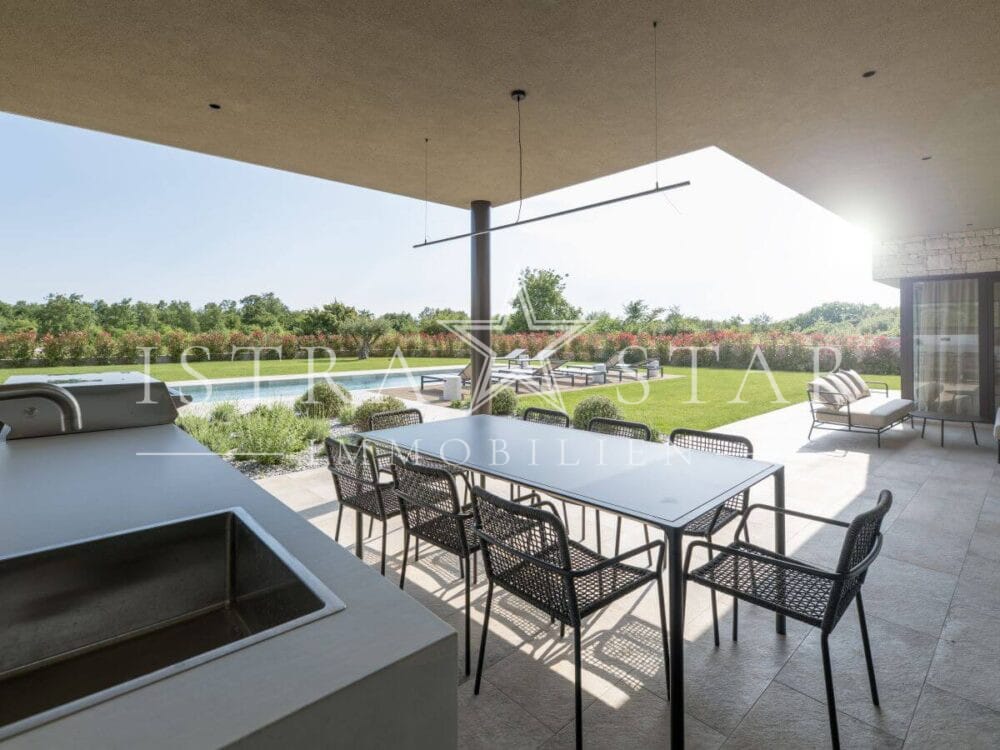 Elegante Luxusvilla mit Pool und großem Garten in der Nähe von Porec
