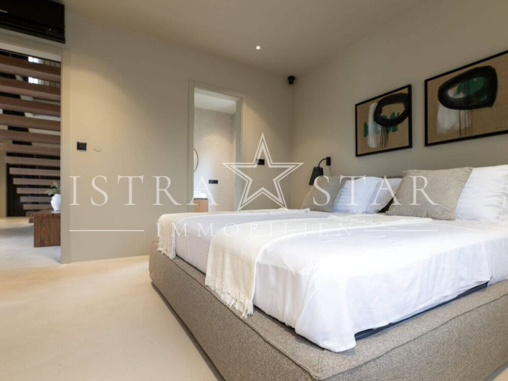 Elegante Luxusvilla mit Pool und großem Garten in der Nähe von Porec