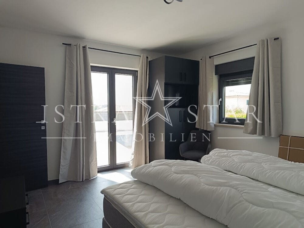 Modernes freistehendes Haus im Neubau mit Pool in der Nähe von Porec