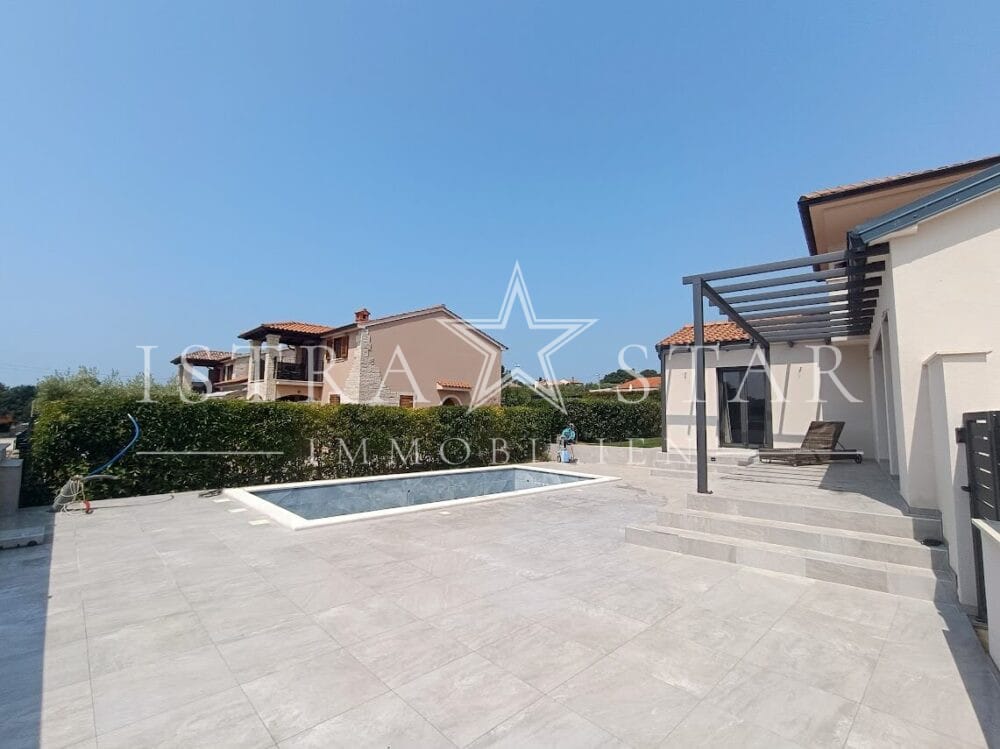 Modernes freistehendes Haus im Neubau mit Pool in der Nähe von Porec