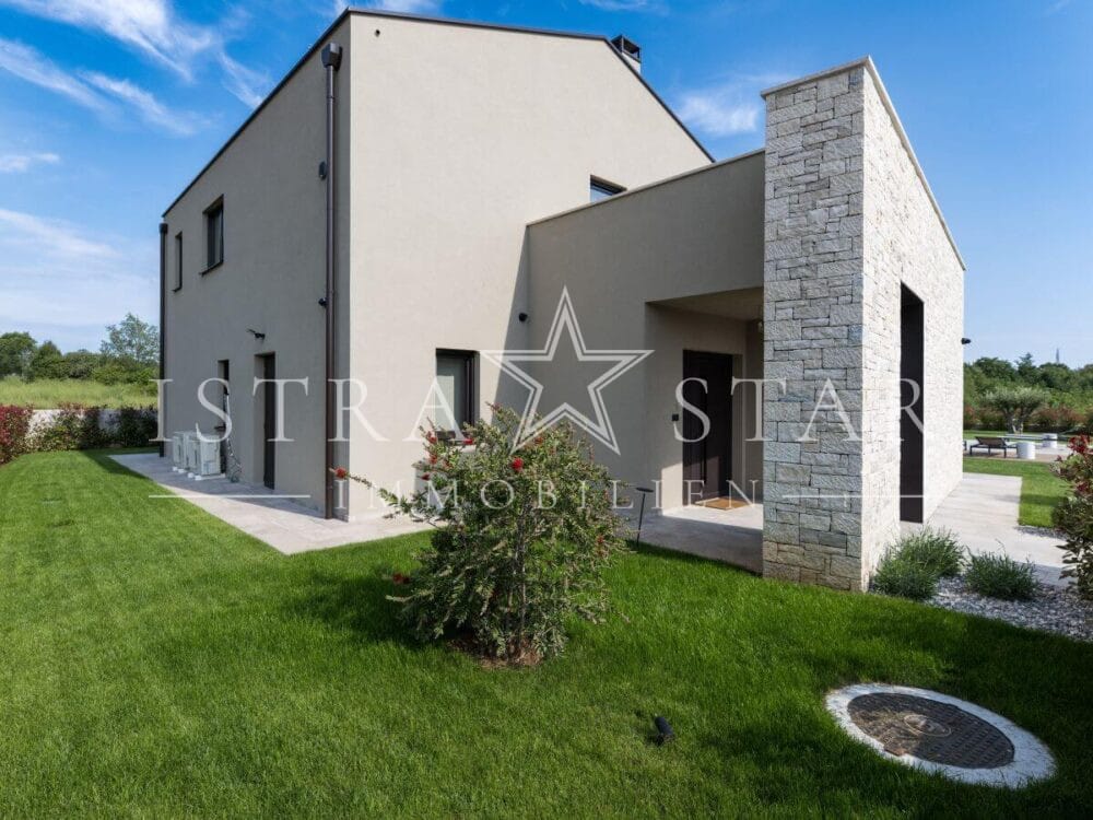 Elegante Luxusvilla mit Pool und großem Garten in der Nähe von Porec