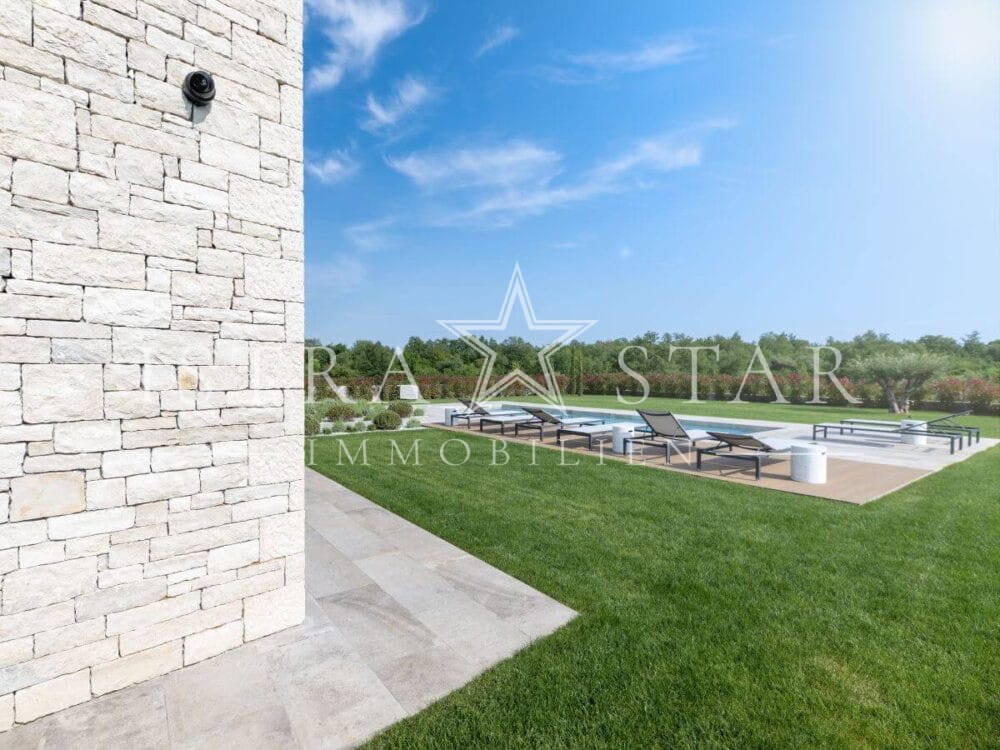 Elegante Luxusvilla mit Pool und großem Garten in der Nähe von Porec
