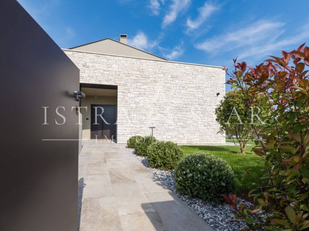 Elegante Luxusvilla mit Pool und großem Garten in der Nähe von Porec