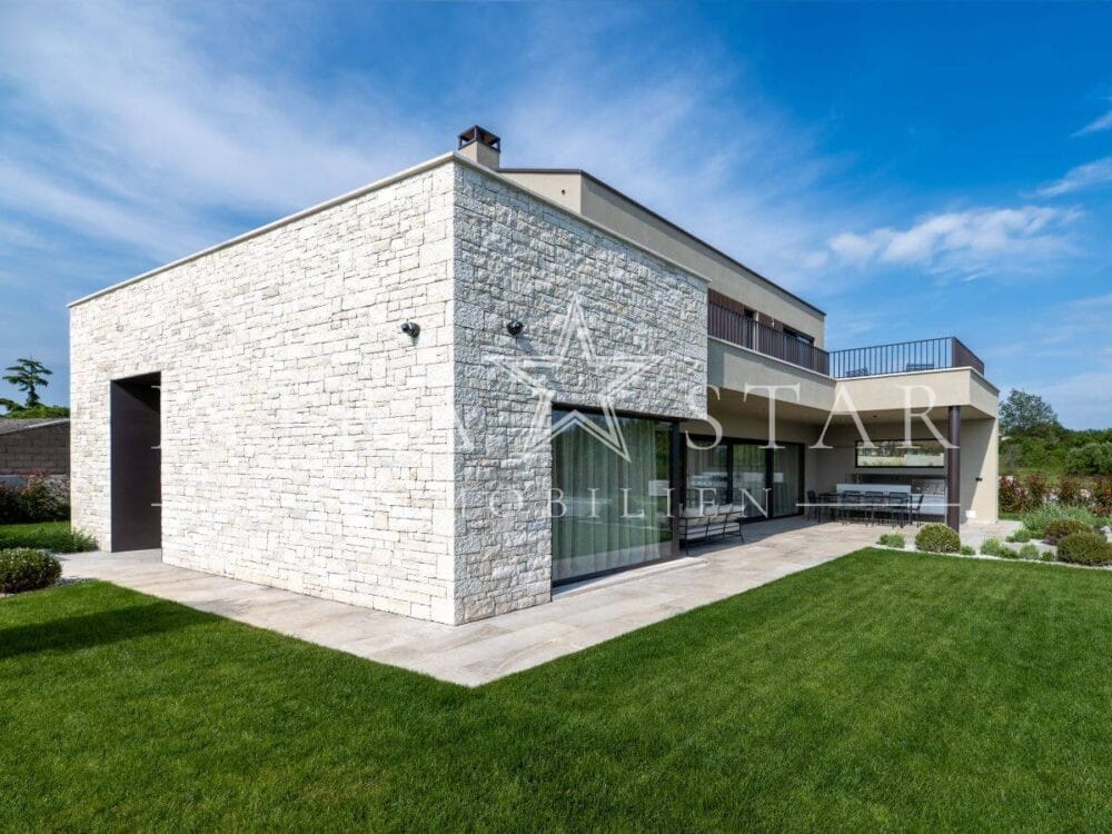 Elegante Luxusvilla mit Pool und großem Garten in der Nähe von Porec
