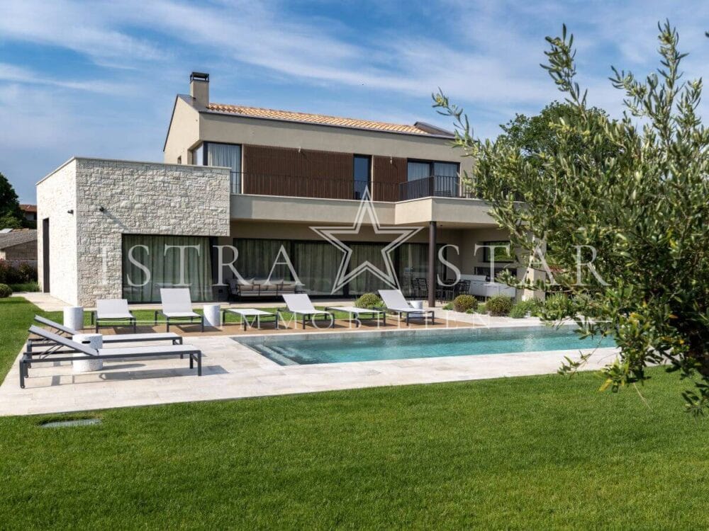Elegante Luxusvilla mit Pool und großem Garten in der Nähe von Porec