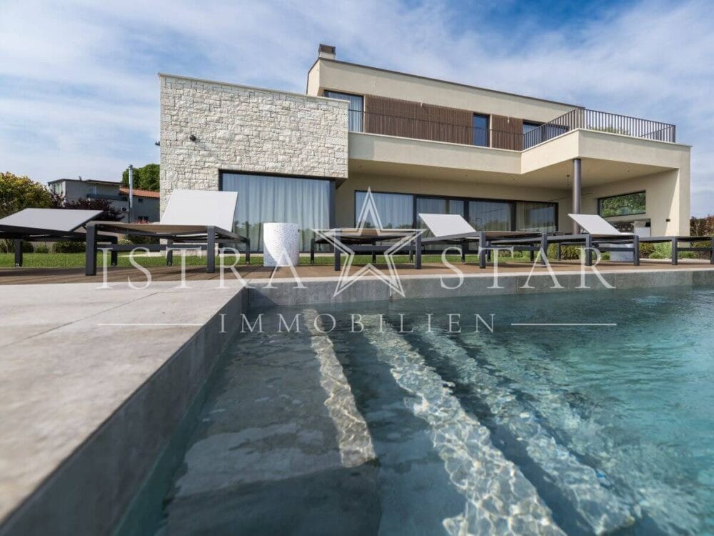 Elegante Luxusvilla mit Pool und großem Garten in der Nähe von Porec