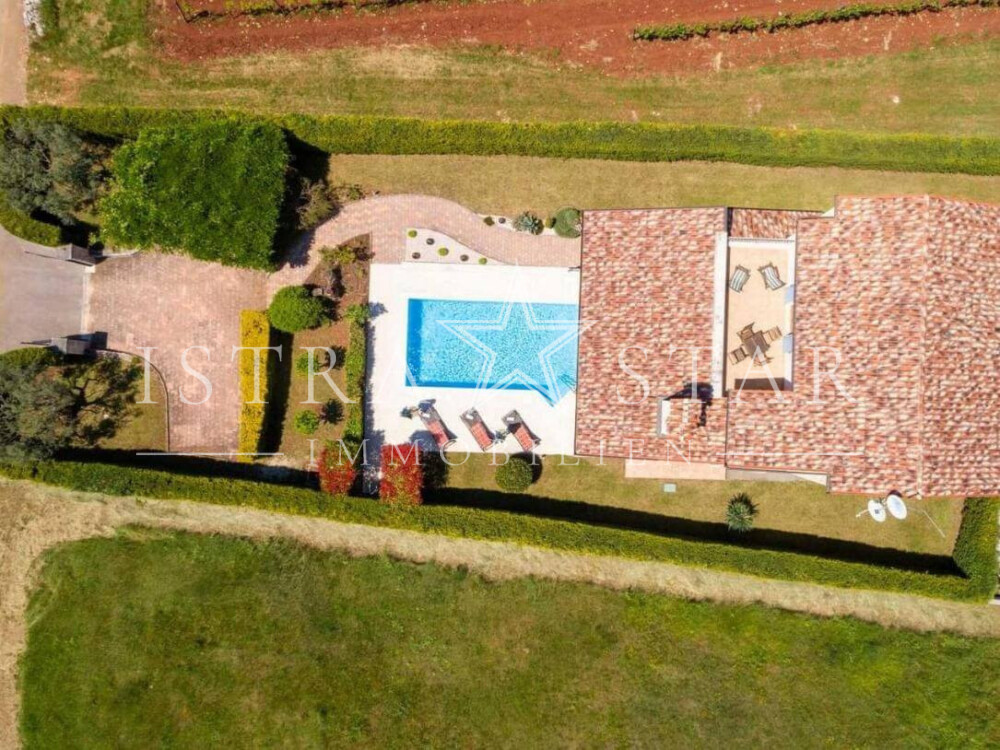 Freistehendes Steinhaus mit Pool und Meerblick in idyllischer Umgebung