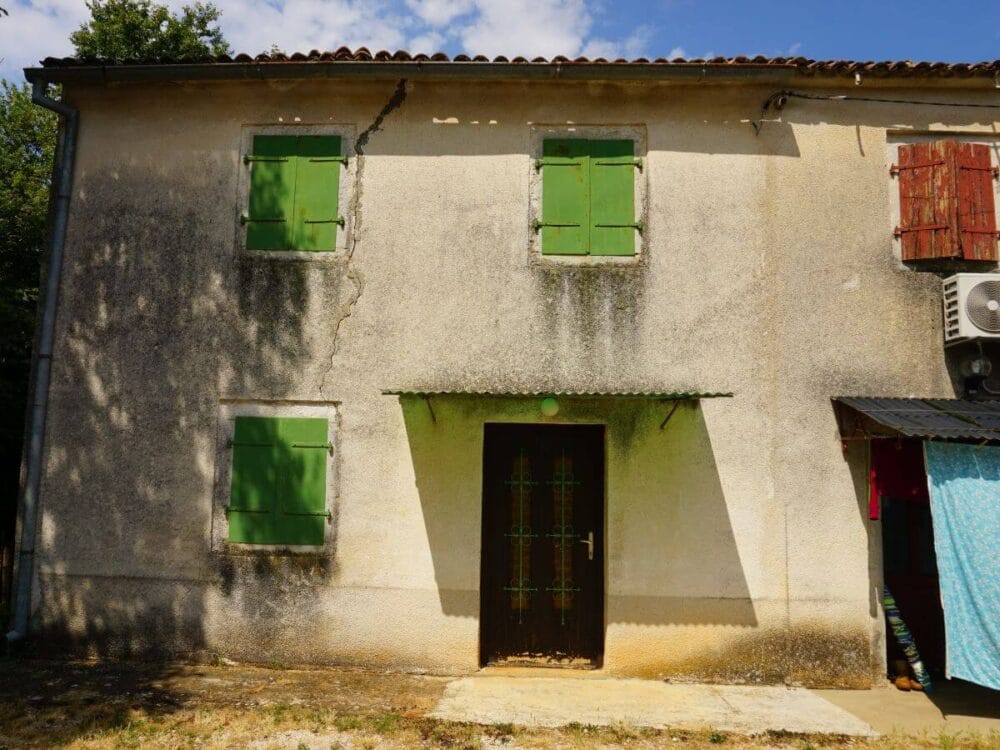 Historisches Steinhaus zum Sanieren in ruhiger und begehrter Lage nahe Kastelir