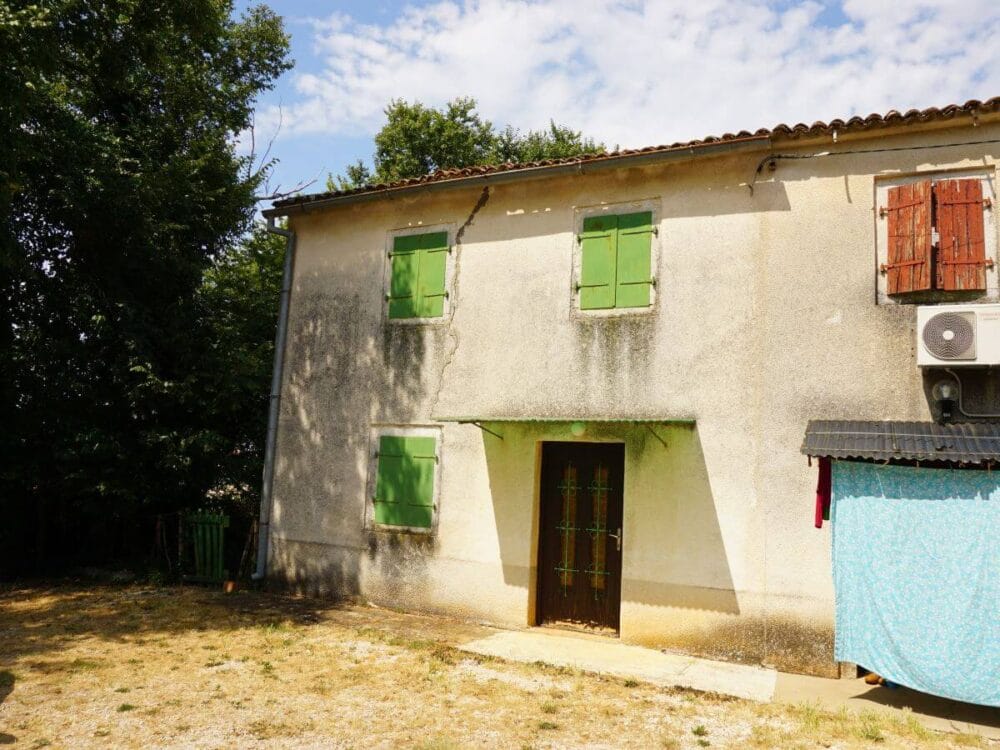 Historisches Steinhaus zum Sanieren in ruhiger und begehrter Lage nahe Kastelir