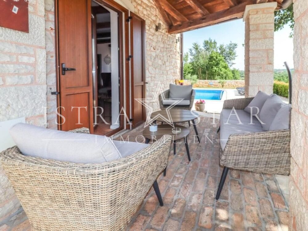 Traditionelles Steinhaus mit Pool in malerischer Umgebung nahe Sv. Lovrec