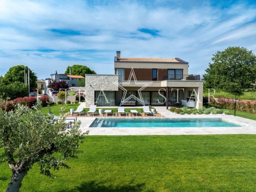 Elegante Luxusvilla mit Pool und großem Garten in der Nähe von Porec