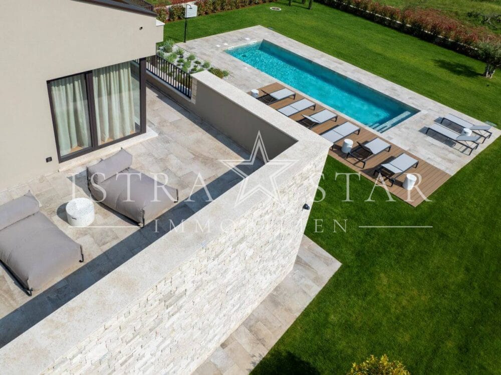 Elegante Luxusvilla mit Pool und großem Garten in der Nähe von Porec