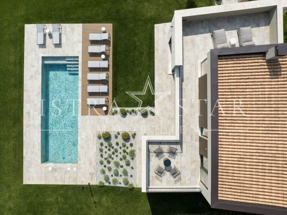 Elegante Luxusvilla mit Pool und großem Garten in der Nähe von Porec