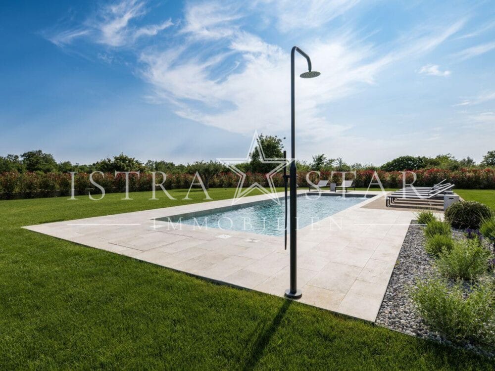 Elegante Luxusvilla mit Pool und großem Garten in der Nähe von Porec