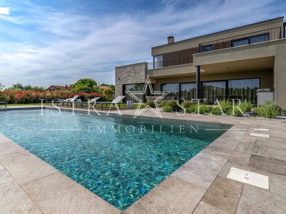 Elegante Luxusvilla mit Pool und großem Garten in der Nähe von Porec