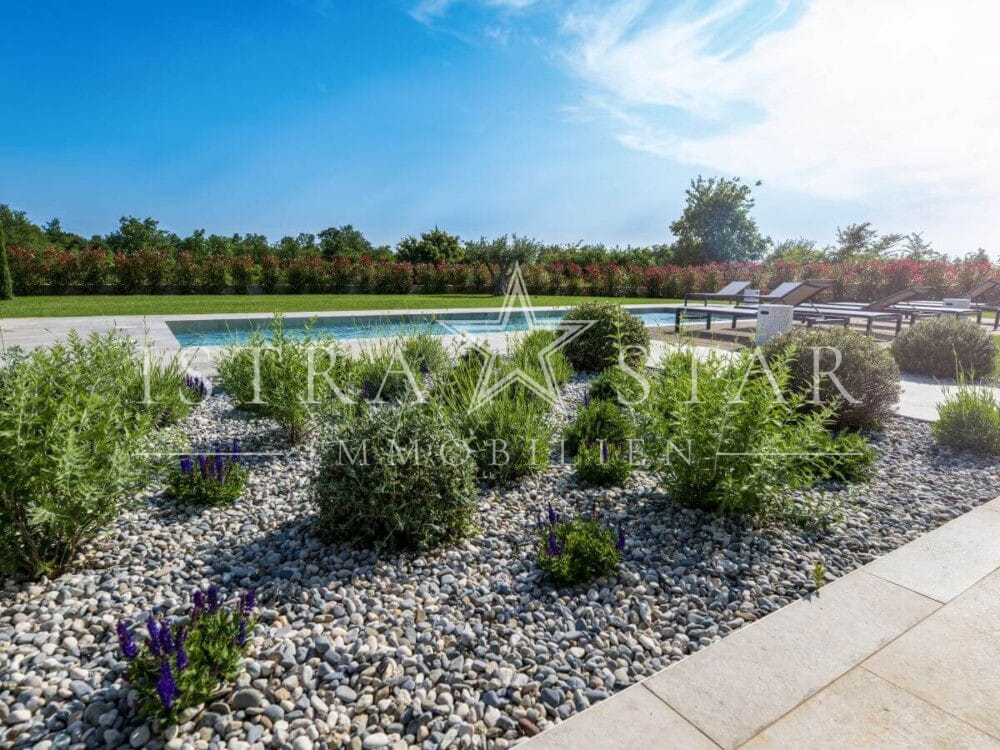 Elegante Luxusvilla mit Pool und großem Garten in der Nähe von Porec