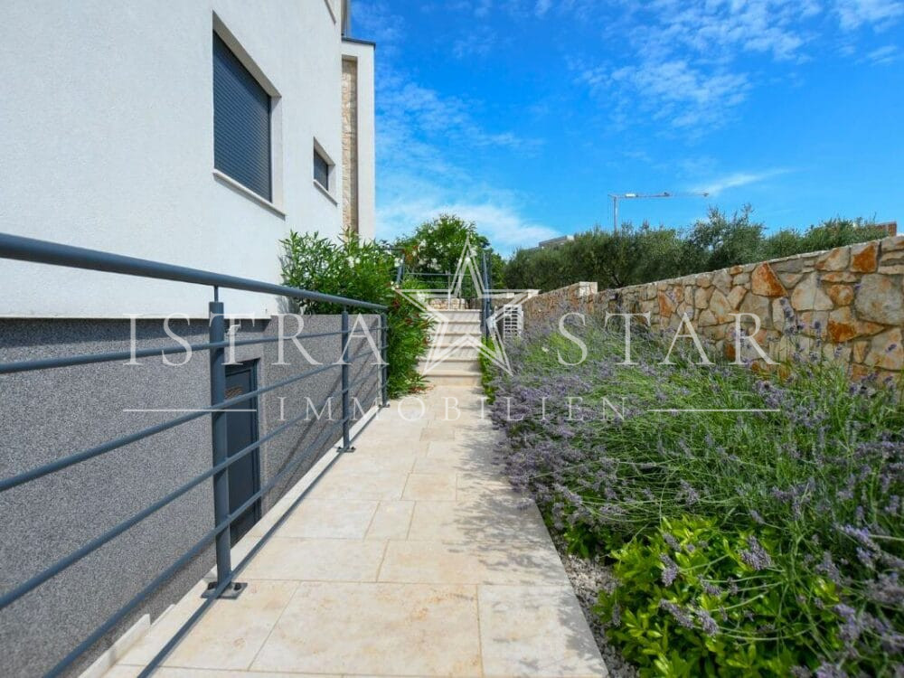 Luxus 3 Zimmer-Wohnung mit Pool in moderner Wohnanlage nahe Porec