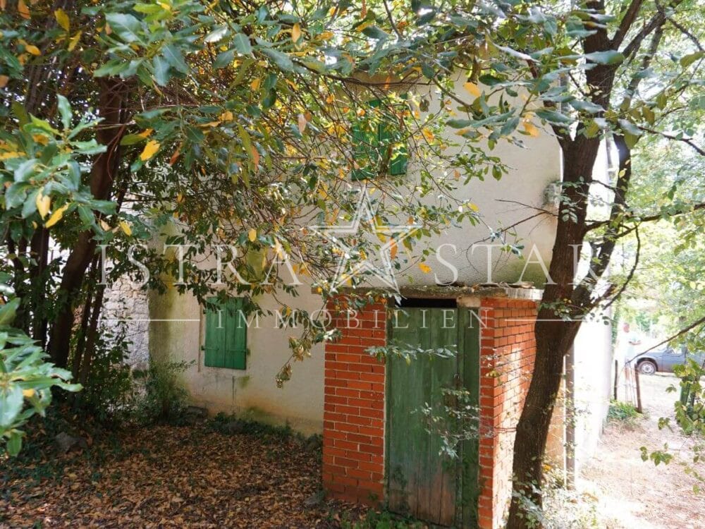 Historisches Steinhaus zum Sanieren in ruhiger und begehrter Lage nahe Kastelir