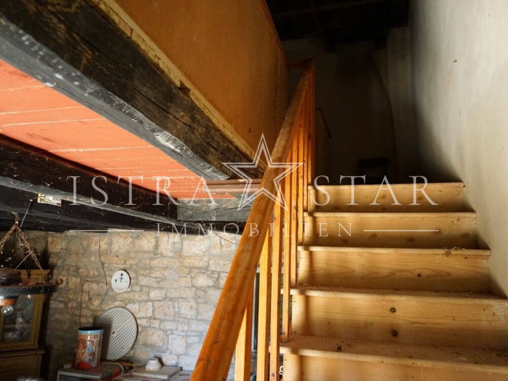 Historisches Steinhaus zum Sanieren in ruhiger und begehrter Lage nahe Kastelir