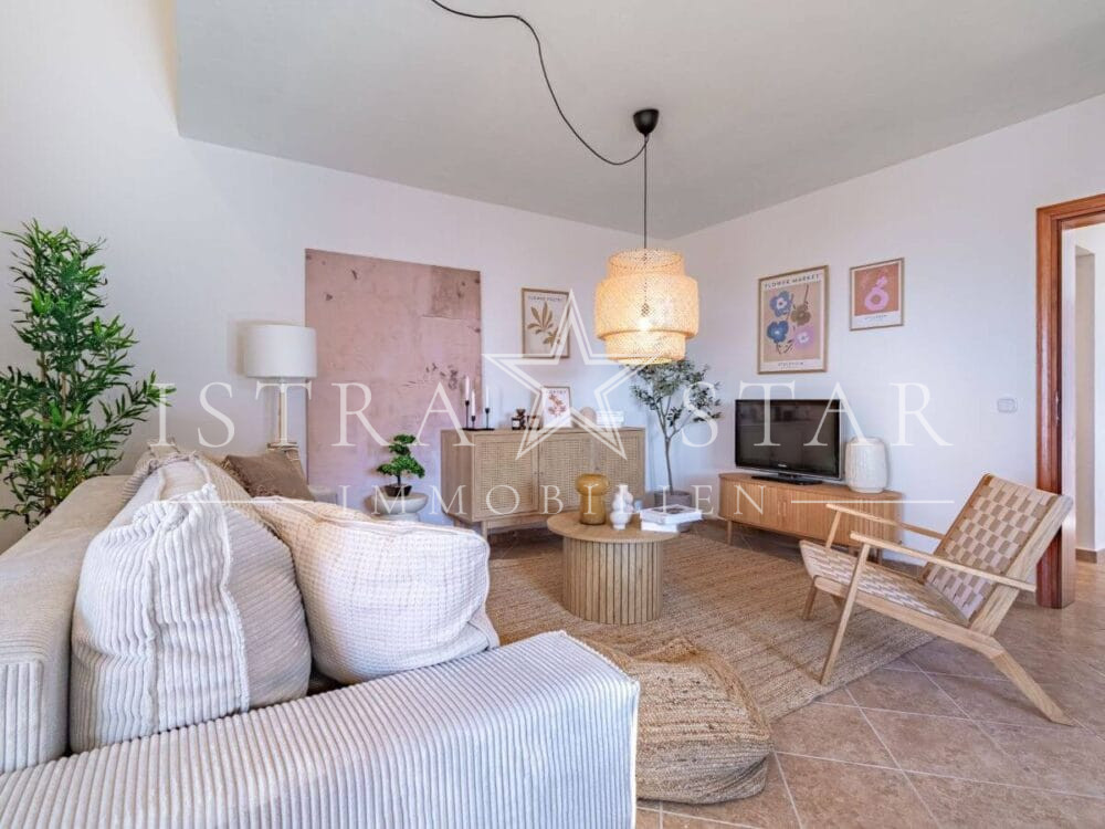 Stilvolle Doppelhaushälfte modern renoviert mit Meerblick und Pool in Kastelir