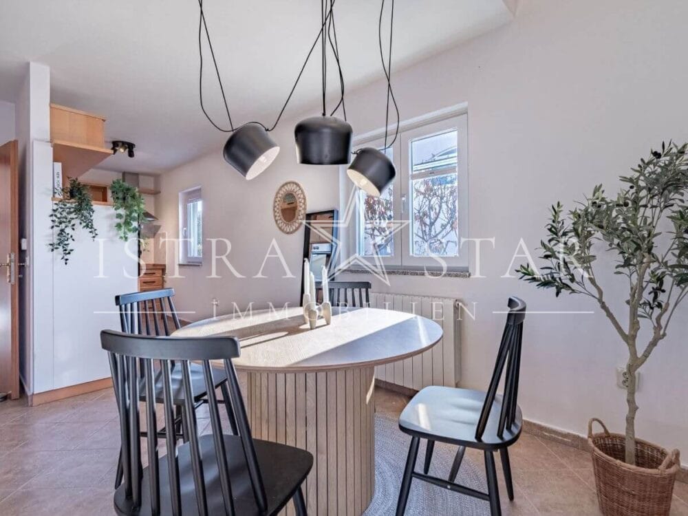 Stilvolle Doppelhaushälfte modern renoviert mit Meerblick und Pool in Kastelir