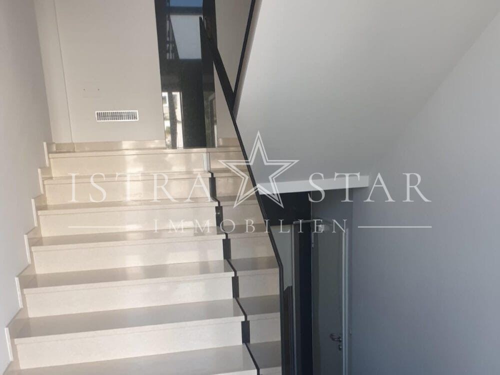 Exklusive meeresnahe 3-Zimmer-Wohnung mit Meerblick ruhig gelegen in Porec