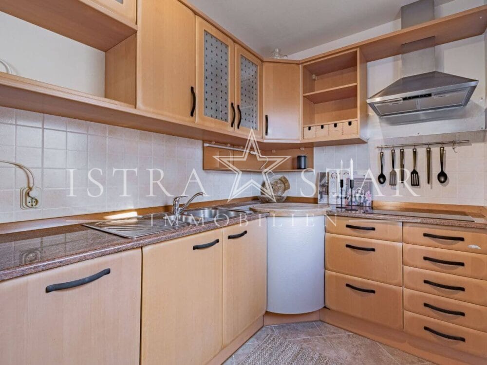 Stilvolle Doppelhaushälfte modern renoviert mit Meerblick und Pool in Kastelir