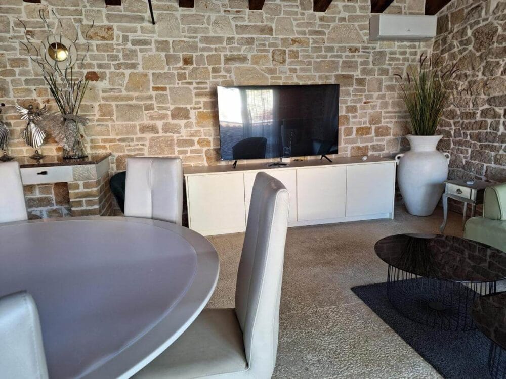Modernisiertes Steinhaus mit istrischem Charme und Meerblick, nahe Porec