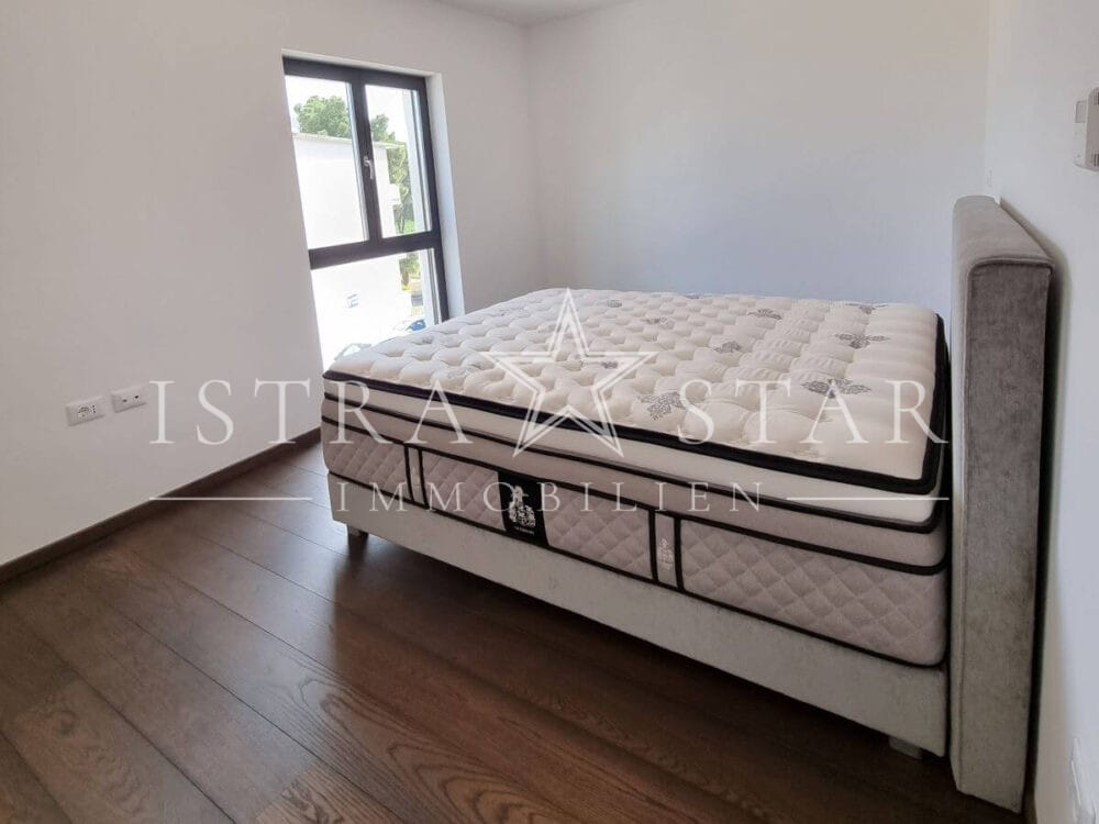 Exklusive meeresnahe 3-Zimmer-Wohnung mit Meerblick ruhig gelegen in Porec