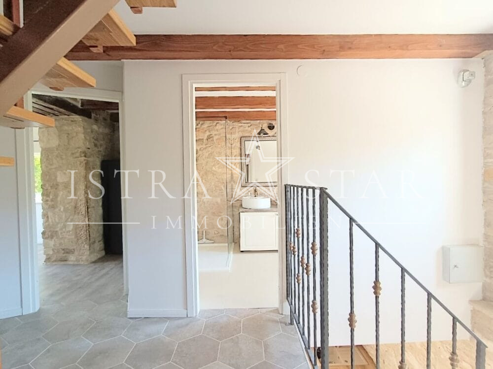 Renoviertes Doppelsteinhaus im charmanten istrischen Architekturstil in ruhiger Gegend bei Motovun