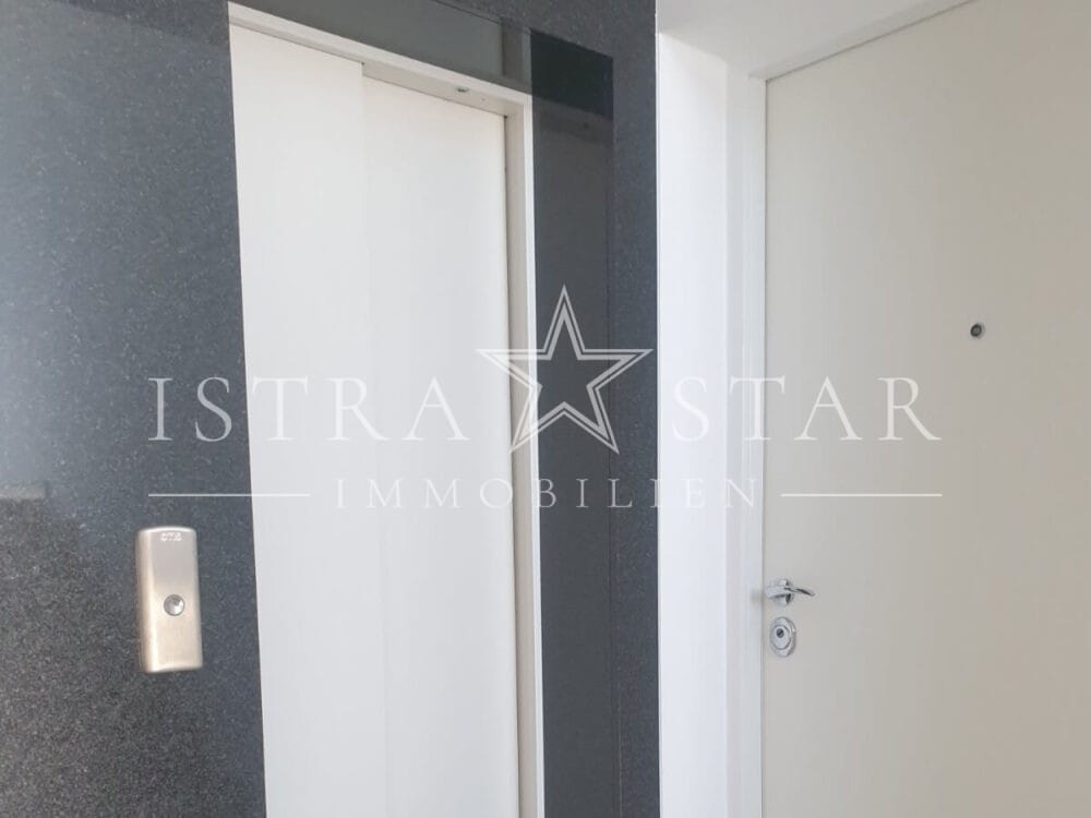 Exklusive meeresnahe 3-Zimmer-Wohnung mit Meerblick ruhig gelegen in Porec