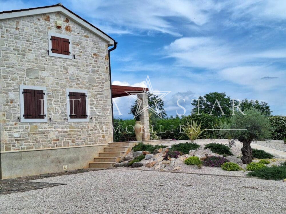 Modernisiertes Steinhaus mit istrischem Charme und Meerblick, nahe Porec