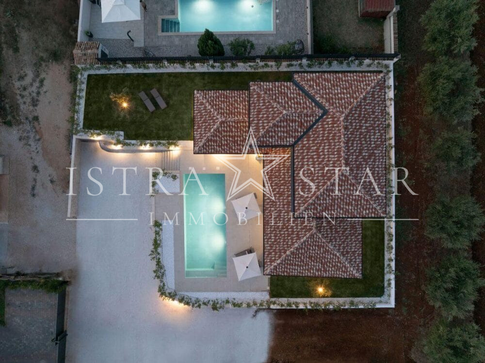 Exquisite Steinvilla mit beheiztem Pool und Meerblick in der Nähe von Porec