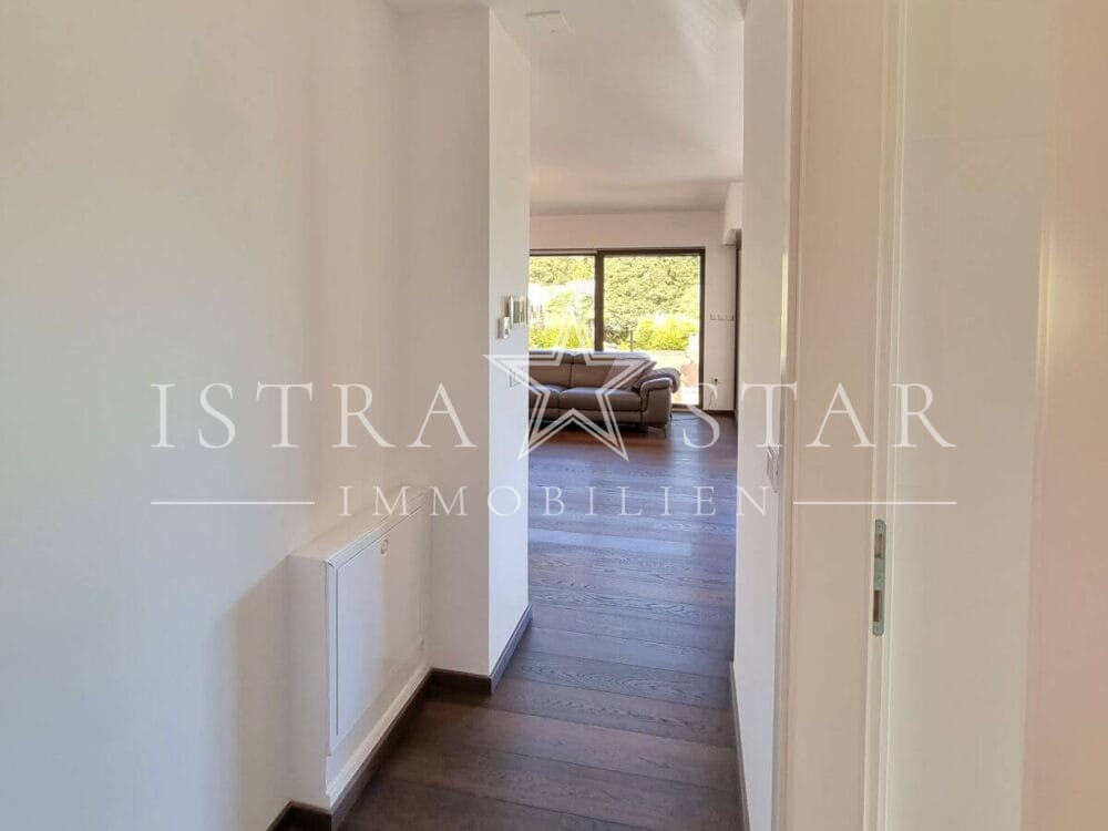 Exklusive meeresnahe 3-Zimmer-Wohnung mit Meerblick ruhig gelegen in Porec