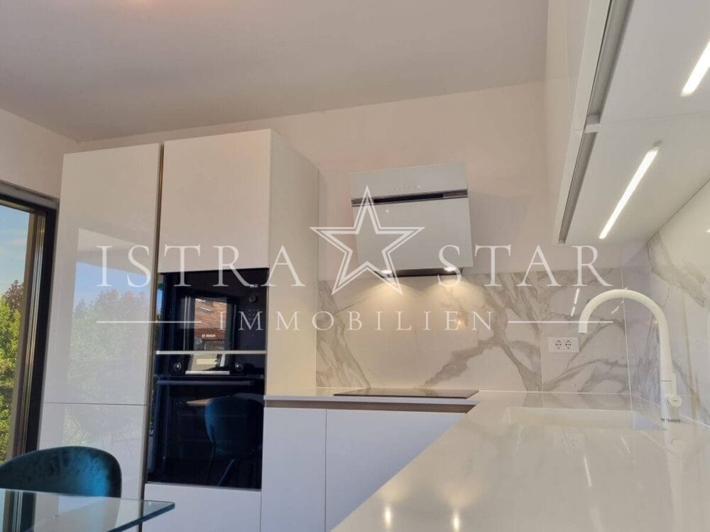 Exklusive meeresnahe 3-Zimmer-Wohnung mit Meerblick ruhig gelegen in Porec