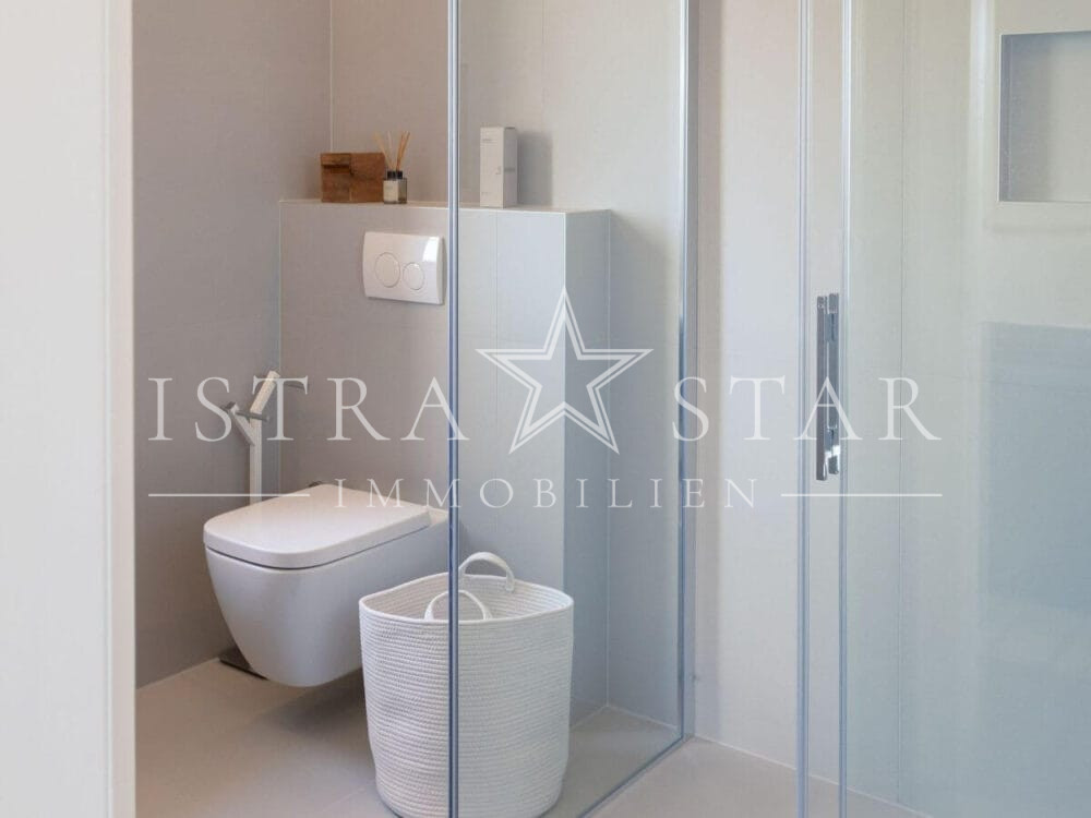 Exquisite Steinvilla mit beheiztem Pool und Meerblick in der Nähe von Porec
