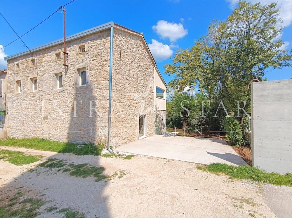 Renoviertes Doppelsteinhaus im charmanten istrischen Architekturstil in ruhiger Gegend bei Motovun