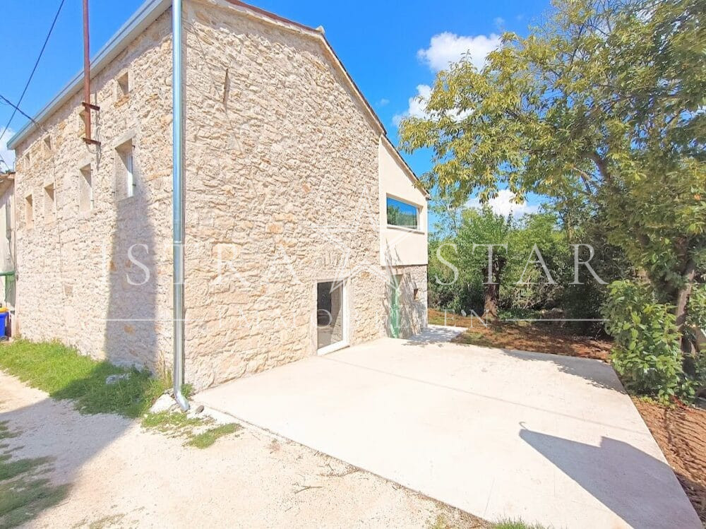 Renoviertes Doppelsteinhaus im charmanten istrischen Architekturstil in ruhiger Gegend bei Motovun