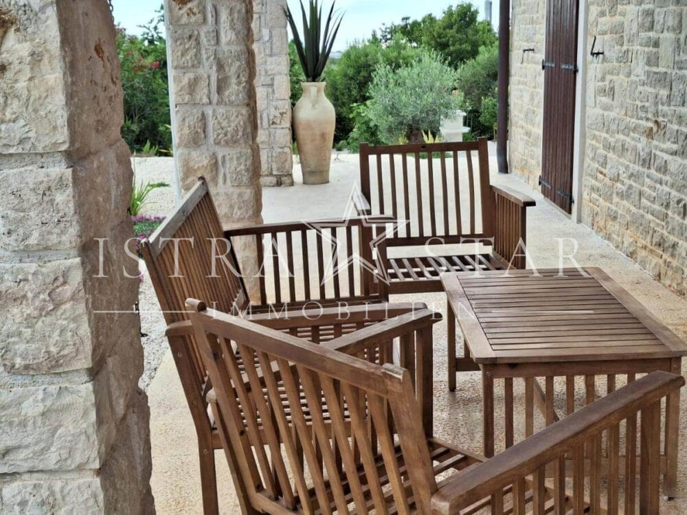 Modernisiertes Steinhaus mit istrischem Charme und Meerblick, nahe Porec