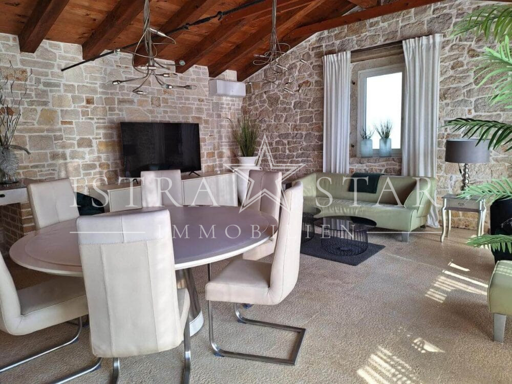 Modernisiertes Steinhaus mit istrischem Charme und Meerblick, nahe Porec