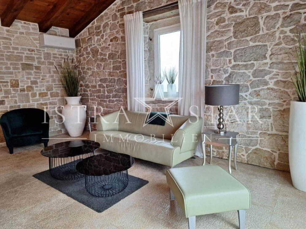 Modernisiertes Steinhaus mit istrischem Charme und Meerblick, nahe Porec
