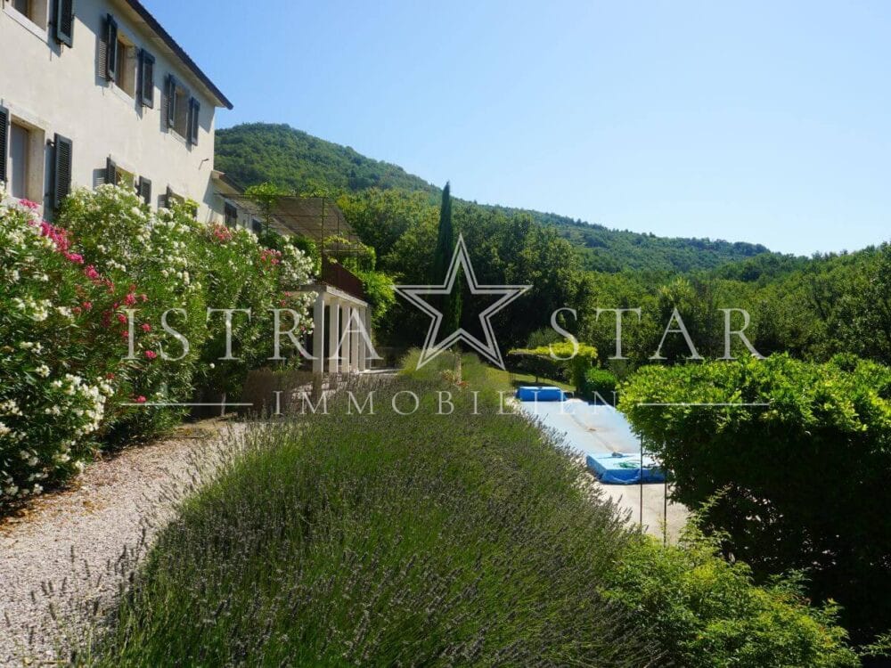 Traumhaftes Steinhaus mit Pool auf großem Anwesen in malerischer Region nahe Groznjan